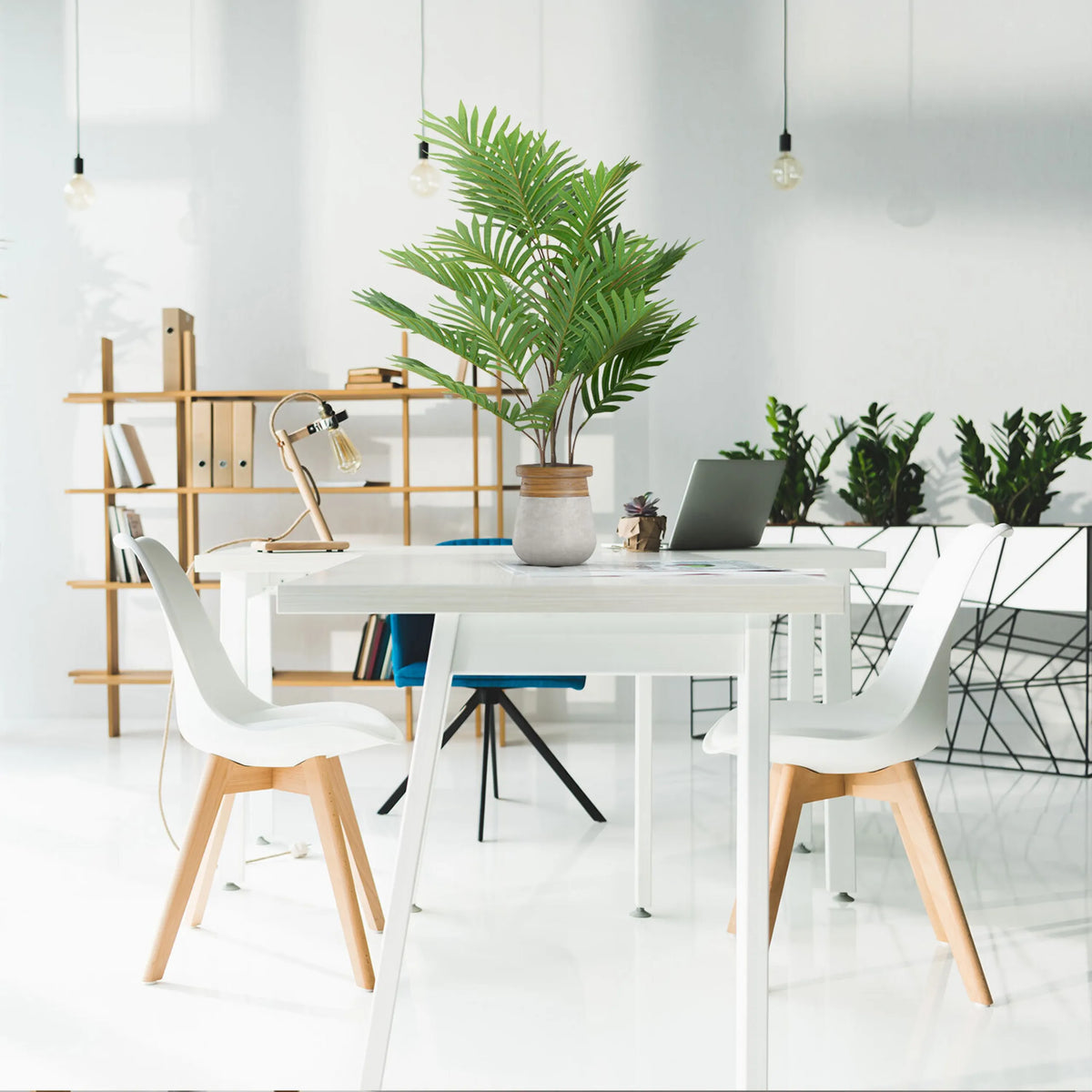Plante artificielle verte ARECA dans un cache-pot gris clair sur un bureau blanc de hjh OFFICE