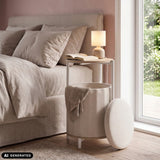Table d'appoint Nestup 1 en blanc et chêne à côté d'un lit de hjh LIVING (image générée par IA)