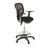 Chaise de comptoir TOP WORK 108 noire avec dossier en maille, repose-pieds et piètement à cinq roulettes de hjh OFFICE – vue à 360° (vue de trois quarts avant 60°)