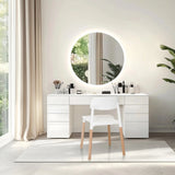Chaise à quatre pieds SCANDI E blanche avec des pieds en bois clair devant une coiffeuse de hjh LIVING