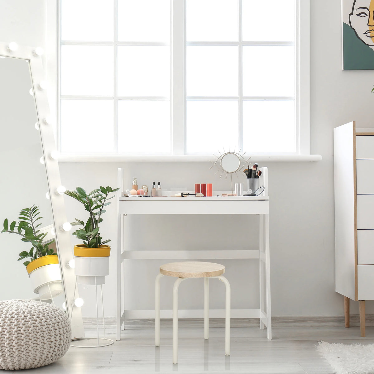 Tabouret ALRANDA en blanc avec une assise aspect chêne devant une coiffeuse blanche de hjh LIVING