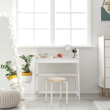 Tabouret ALRANDA en blanc avec une assise aspect chêne devant une coiffeuse blanche de hjh LIVING