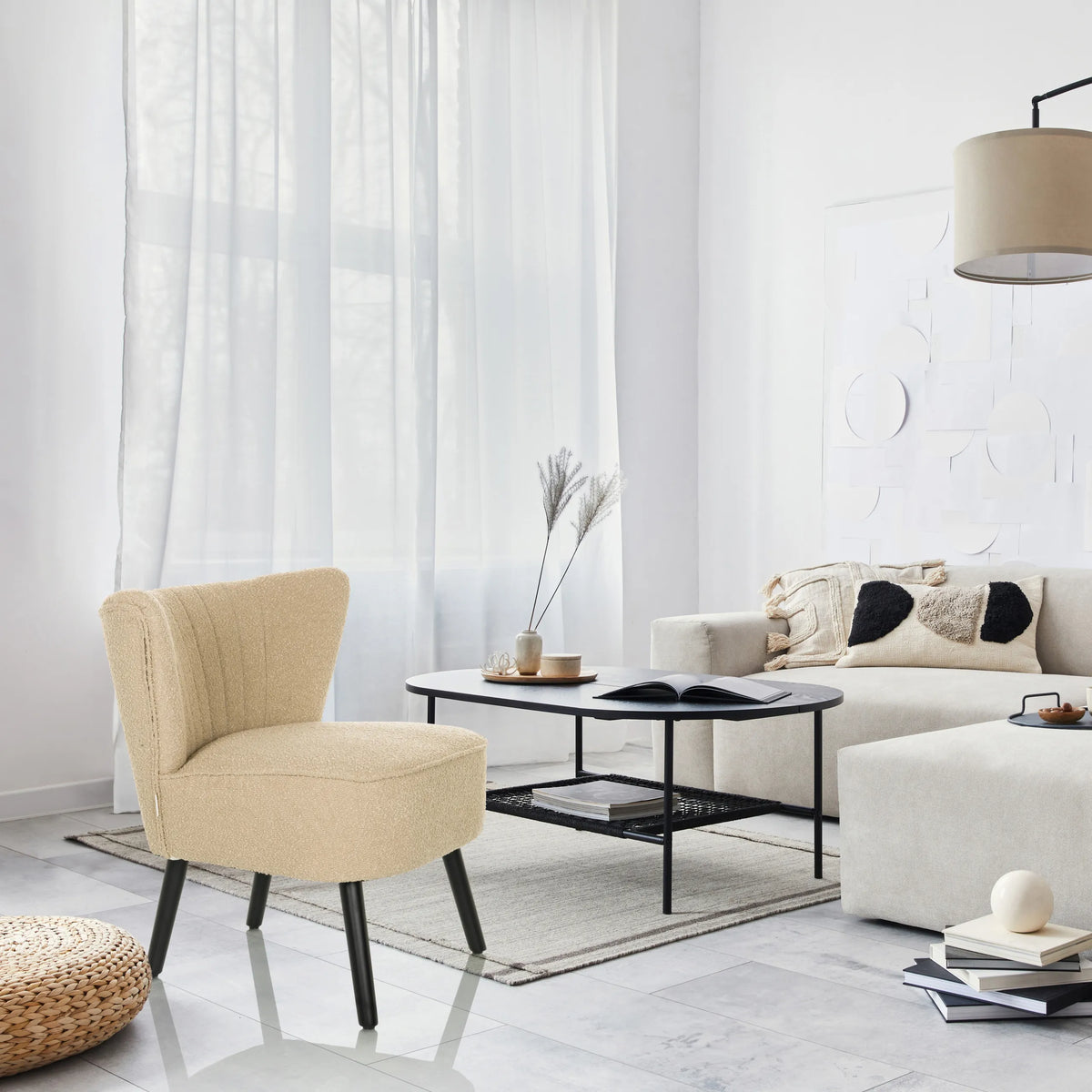 Fauteuil de salon MANISO beige avec pieds noirs dans une pièce au mobilier moderne de hjh LIVING