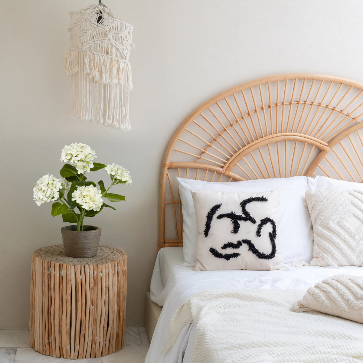 Plante artificielle HYDRANGEA en vert et blanc dans un pot gris sur une table d'appoint de hjh OFFICE
