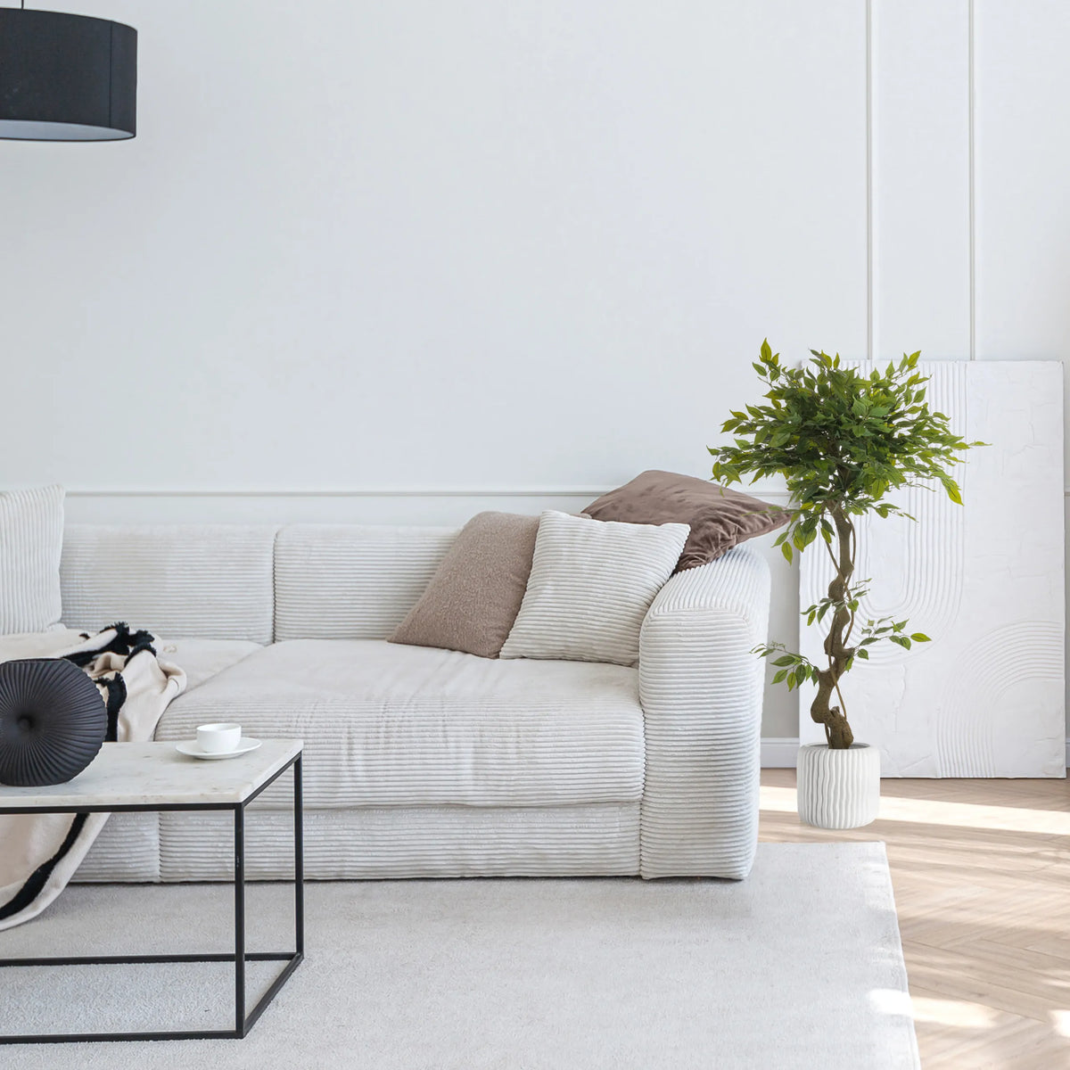 Plante artificielle verte FICUS I dans un pot blanc à côté d'un canapé de hjh OFFICE