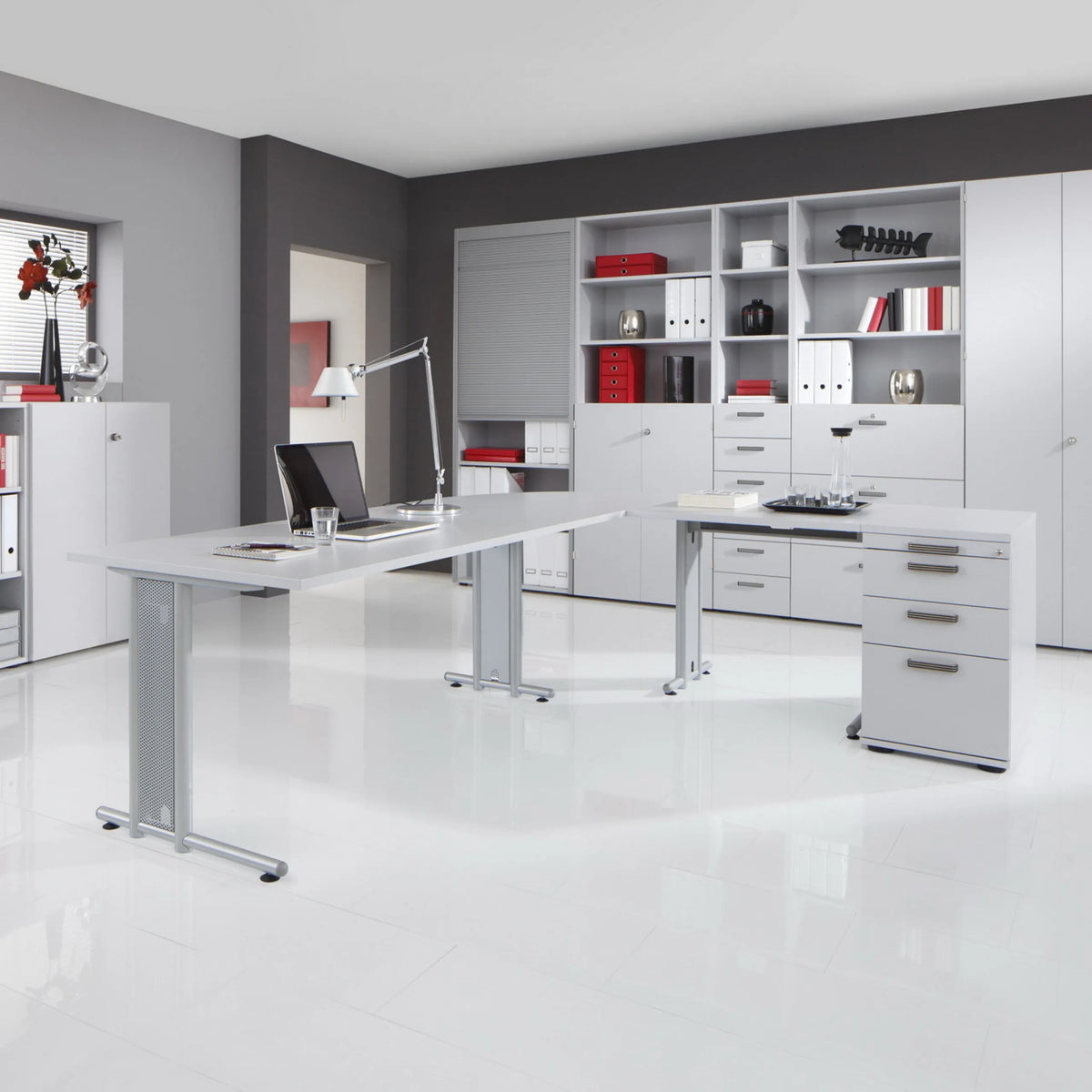 Bureau NANO 16 S en gris et argent, dimensions 160 × 80 cm, dans un bureau moderne de hjh OFFICE PRO
