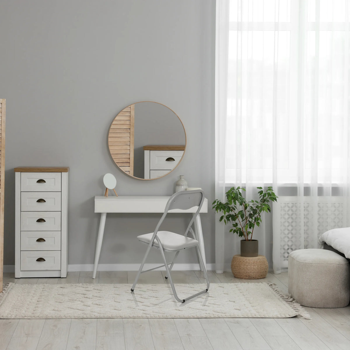Chaise pliante TUDELA BASIC grise en PVC dans une pièce lumineuse avec une coiffeuse blanche de hjh OFFICE