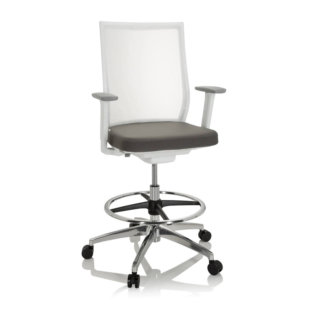 Chaise de comptoir ASPEN WORK W grise avec dossier en maille, repose-pieds et base à cinq roulettes de hjh OFFICE – vue à 360° (vue de face 20°)
