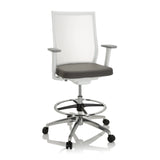Chaise de comptoir ASPEN WORK W grise avec dossier en maille, repose-pieds et base à cinq roulettes de hjh OFFICE – vue à 360° (vue de face 20°)
