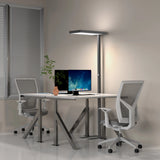 Lampadaire LED noir LUMANOVA avec abat-jour plat à côté d'un bureau blanc de hjh OFFICE