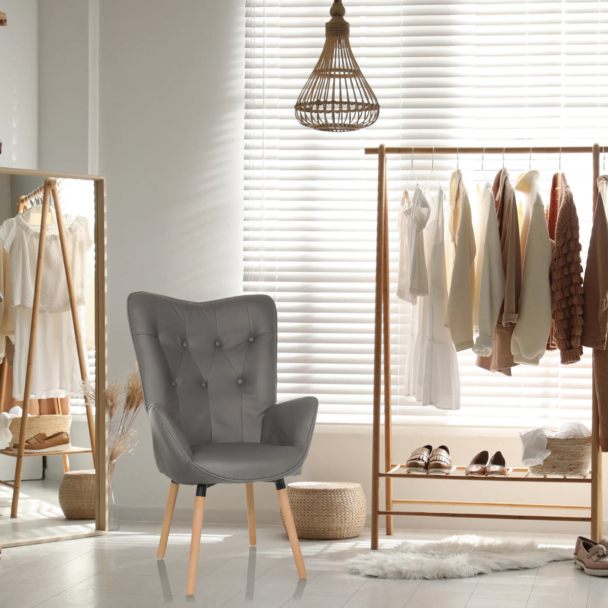 Fauteuil rembourré gris HAVENIO I avec capitonnage, accoudoirs et quatre pieds en bois clair de hjh LIVING