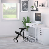 Tabouret à genoux ORTHONI noir avec roulettes dans un bureau lumineux devant un bureau blanc de hjh OFFICE