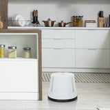 Tabouret marchepied TIO-S blanc avec anneau de base noir dans une cuisine de hjh OFFICE