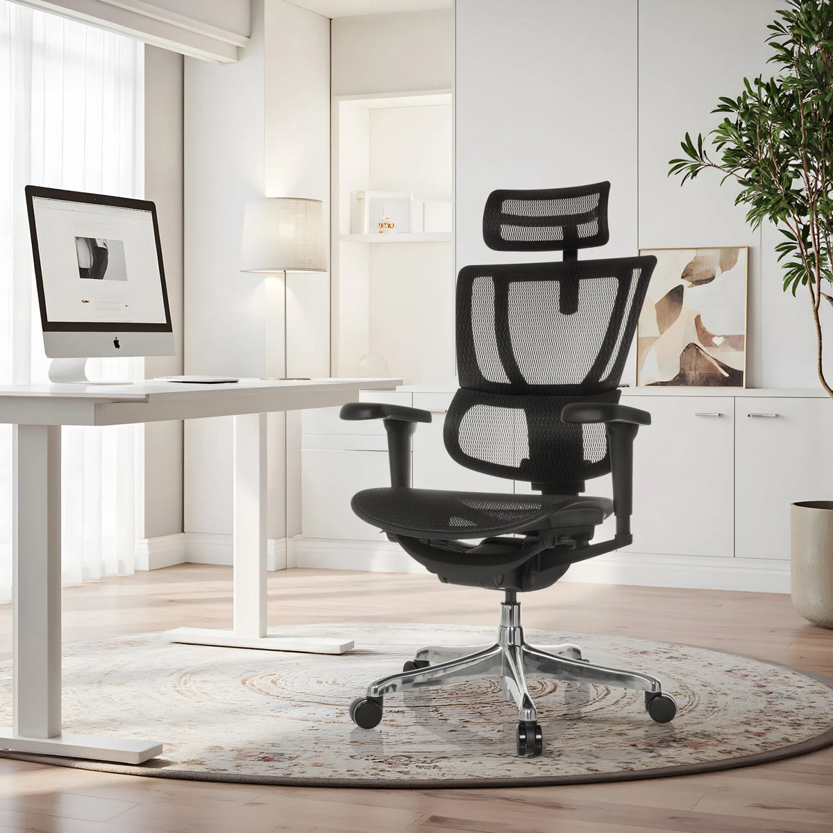 Siège de direction de luxe ERGOHUMAN SLIM ULTRA GEN2 noir avec dossier en maille et appui-tête dans un bureau à domicile lumineux de hjh OFFICE