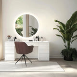 Chaise de salle à manger ELVERUM SPU en marron foncé devant une coiffeuse blanche avec un miroir rond de hjh LIVING