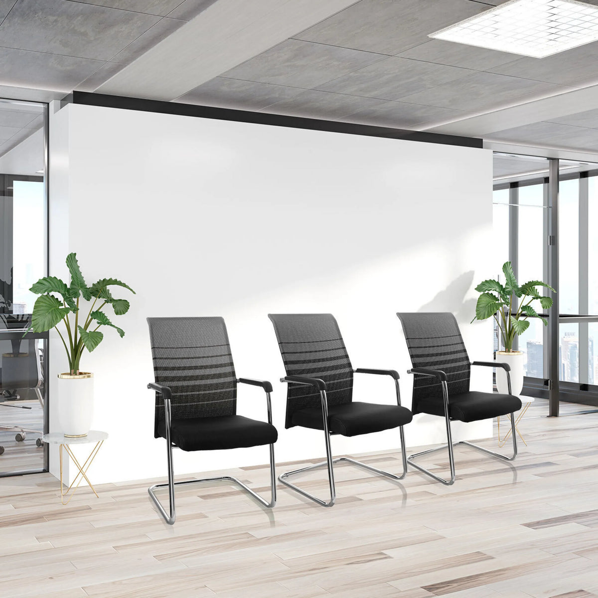 Trois chaises cantilever FALCONE V noires et grises avec accoudoirs dans un bureau lumineux de hjh OFFICE