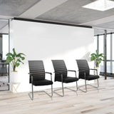 Trois chaises cantilever FALCONE V noires et grises avec accoudoirs dans un bureau lumineux de hjh OFFICE