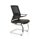 Chaises cantilever INVENTOR V PRO noires avec dossier en maille, accoudoirs et piètement luge de hjh OFFICE – vue à 360° (vue de trois quarts avant 60°)