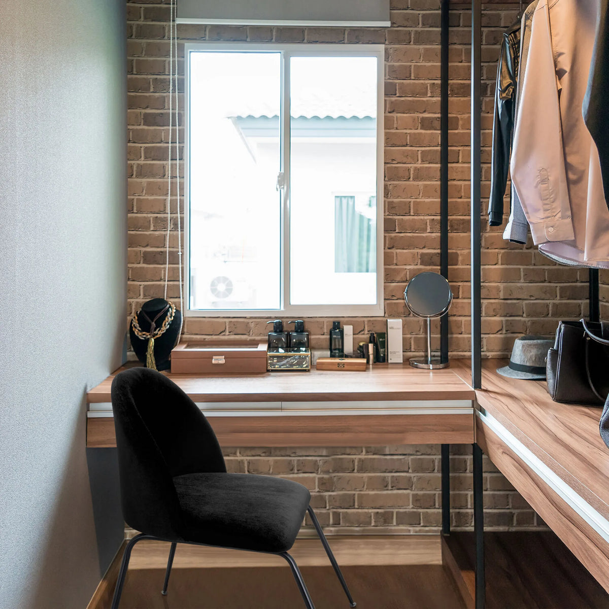 Chaise rembourrée noire VELVO avec des pieds métalliques fins devant une coiffeuse en bois de hjh OFFICE