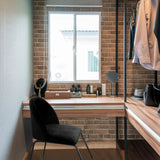 Chaise rembourrée noire VELVO avec des pieds métalliques fins devant une coiffeuse en bois de hjh OFFICE
