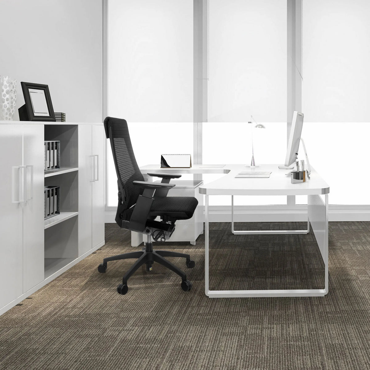 Siège de bureau de qualité professionnelle GENIDIA SMART BLACK noir avec dossier en maille et accoudoirs de hjh OFFICE