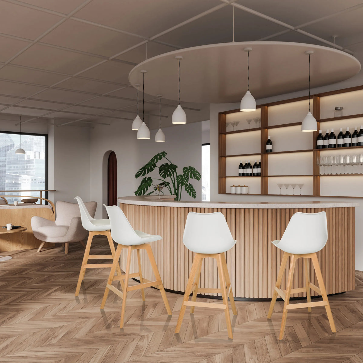 Quatre tabourets de bar SCANDI HIGH blancs avec des pieds en bois clair à un comptoir de hjh LIVING
