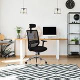 Siège de bureau de qualité professionnelle PROFONDO PRO noir avec dossier en maille et appuie-tête devant un bureau de hjh OFFICE