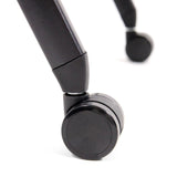 Roue noire au pied d'une chaise pliante PRIORITY II de hjh OFFICE