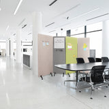 Cloisons de séparation FLEXMIUT WB gris clair sur roulettes avec tableau blanc intégré dans un bureau moderne de hjh OFFICE