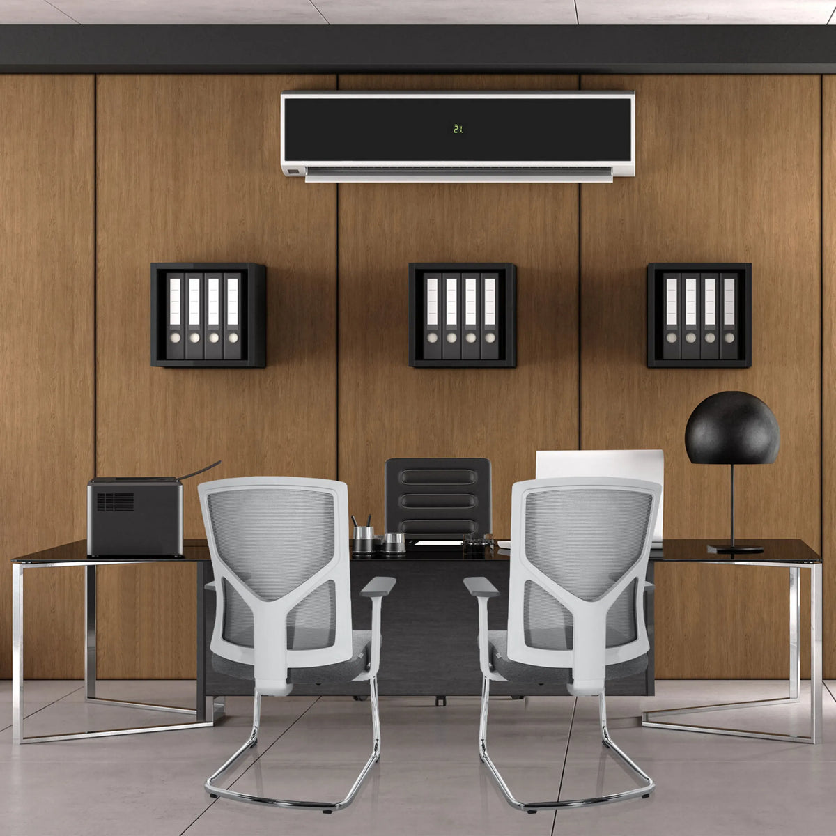 Deux chaises cantilever BRETON V W grises avec dossier en maille à un bureau de hjh OFFICE