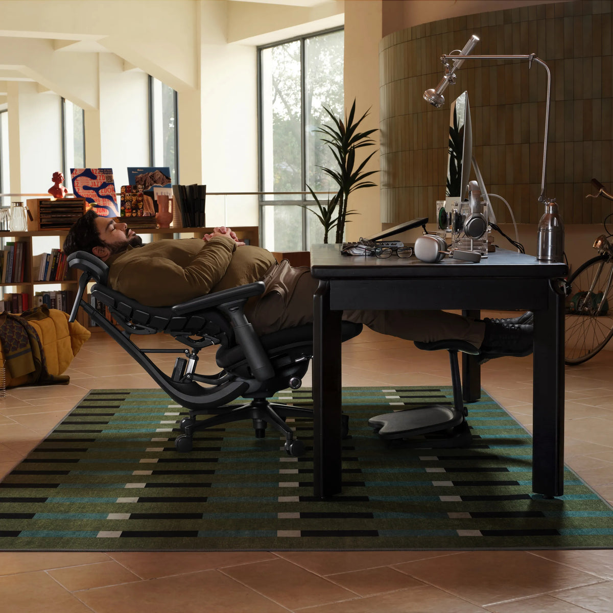 Chaise de bureau LiberNovo Maxis Airflow en graphite dans une pièce avec un bureau noir de Libernovo