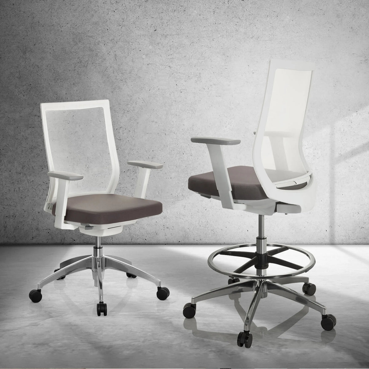 Deux chaises de comptoir ASPEN WORK W grises avec cadres blancs, accoudoirs et repose-pieds de hjh OFFICE