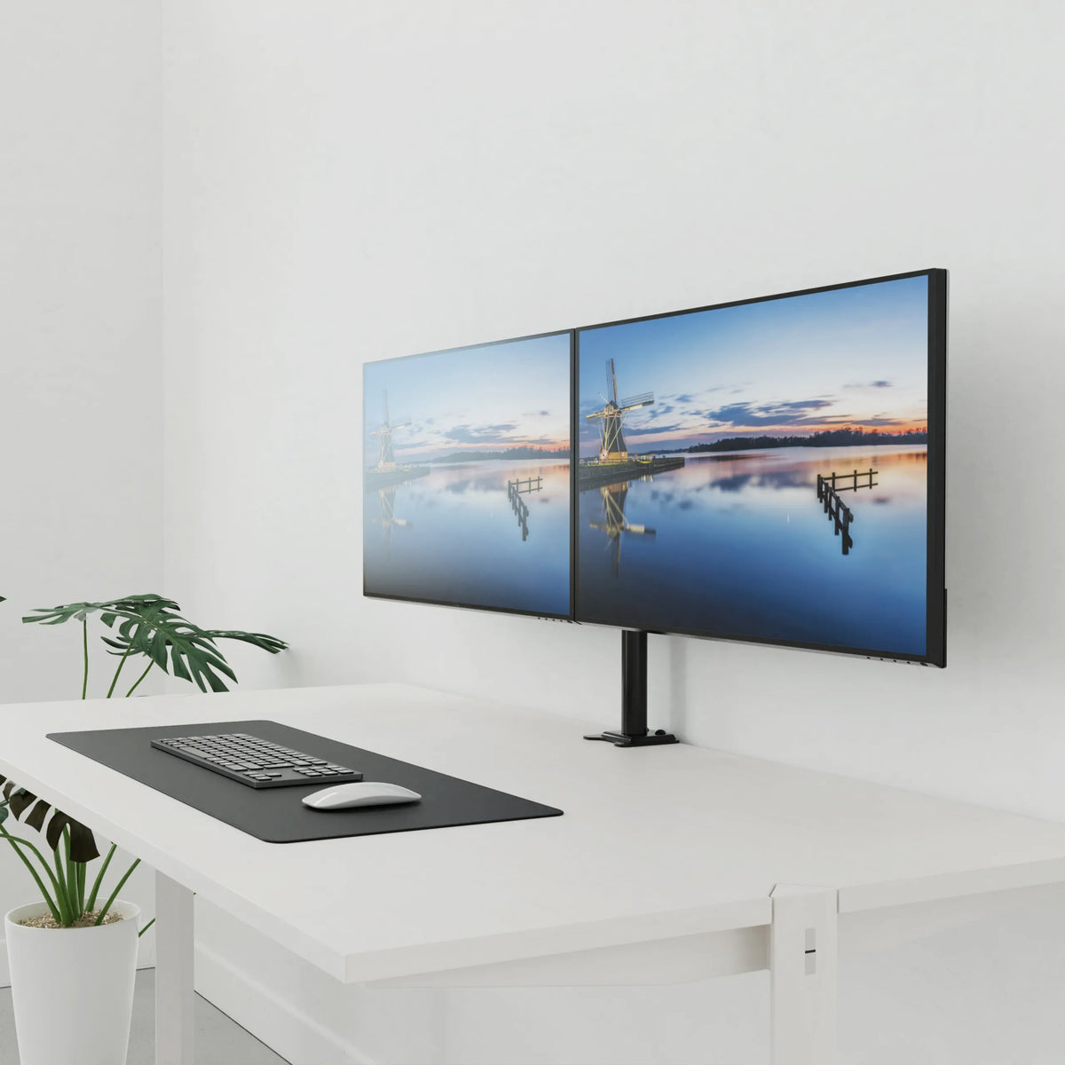 Fixation pour écran noire Ergomount M2 pour deux écrans sur un bureau blanc de hjh OFFICE