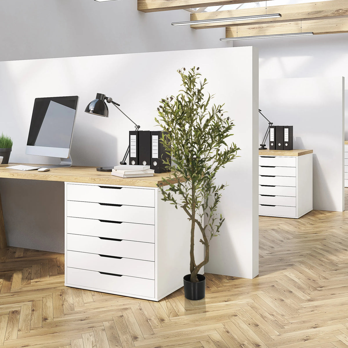 Plante artificielle verte OLIVE I dans un pot noir à côté d'un bureau de hjh OFFICE