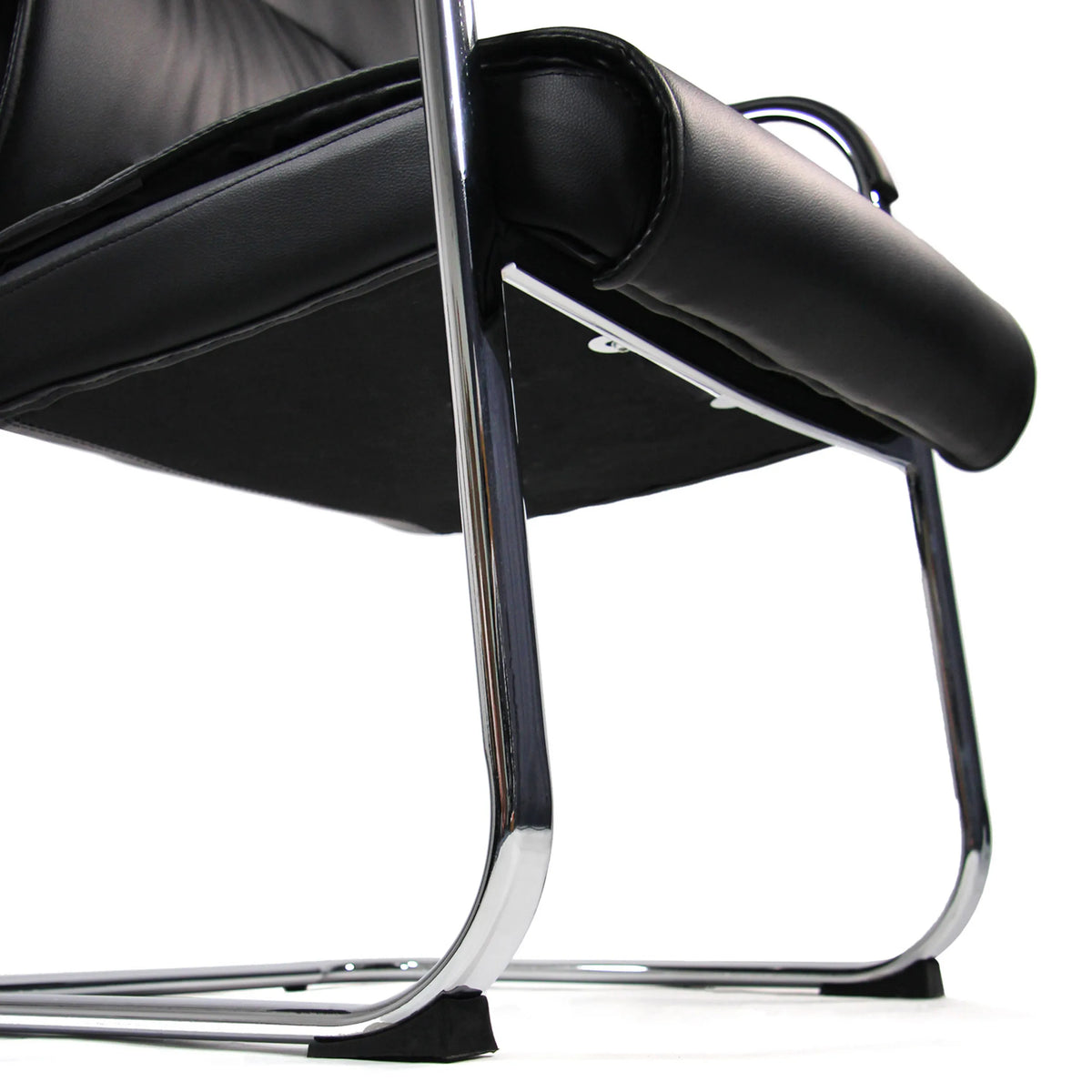 Piètement luge chromé et revêtement noir de la chaise cantilever SOVRANO V de hjh OFFICE