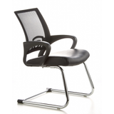 Chaises cantilever VISTO NET V noires avec dossier en maille, assise rembourrée et accoudoirs de hjh OFFICE – vue à 360° (vue de trois quarts avant 60°)