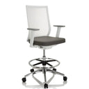 Chaise de comptoir ASPEN WORK W grise avec dossier en maille blanc et repose-pieds en chrome de hjh OFFICE