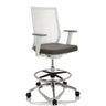 Chaise de comptoir ASPEN WORK W grise avec dossier en maille blanc et repose-pieds en chrome de hjh OFFICE