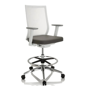 Chaise de comptoir ASPEN WORK W grise avec dossier en maille blanc et repose-pieds en chrome de hjh OFFICE