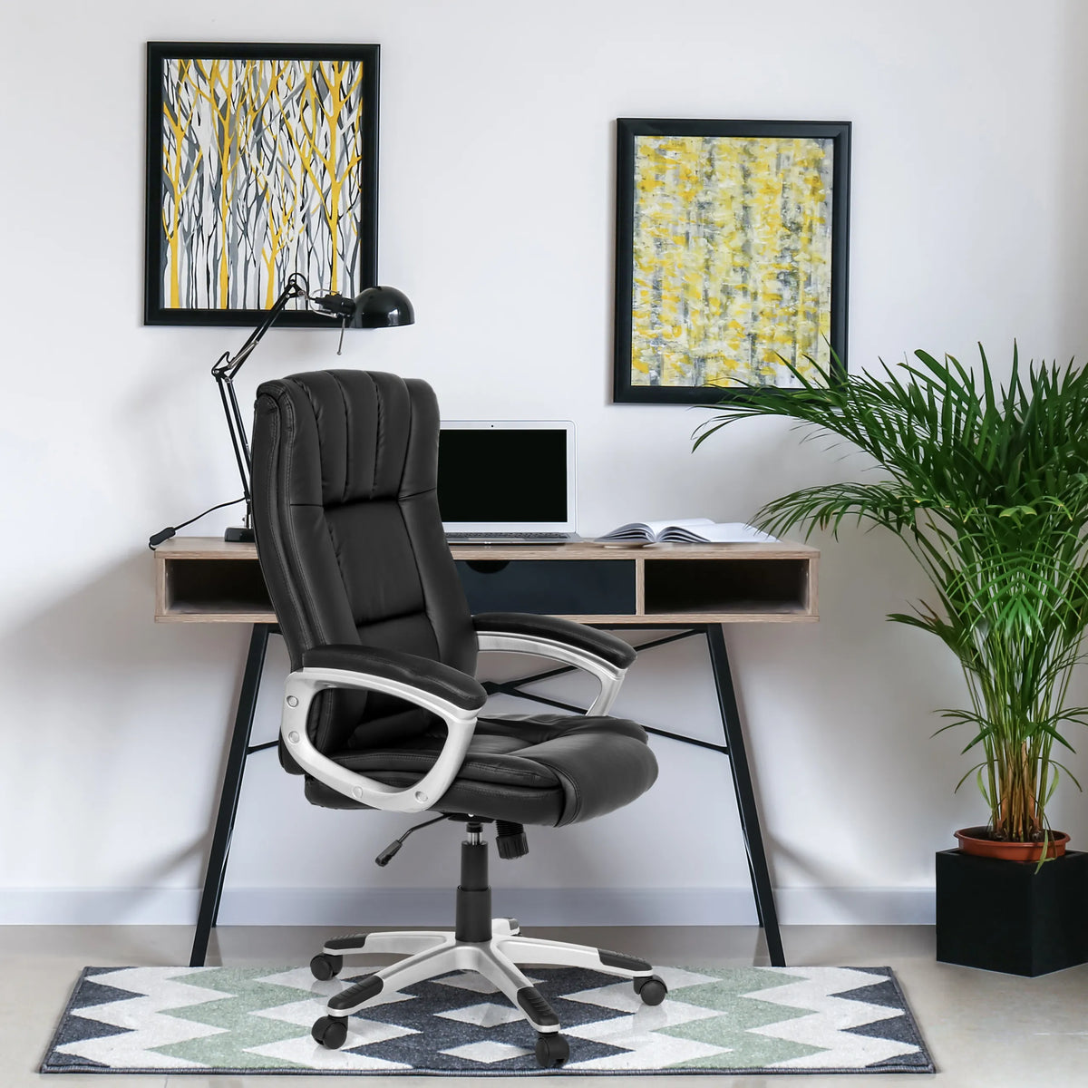 Siège de bureau à domicile RELAX CL150 noir avec accoudoirs et roulettes devant un bureau de MyBuero