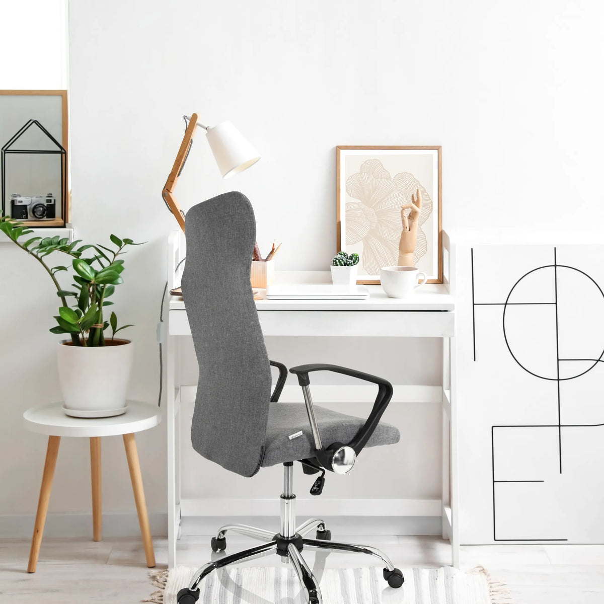 Siège de bureau à domicile ARTON 40 gris avec accoudoirs et roulettes à un bureau blanc de hjh OFFICE
