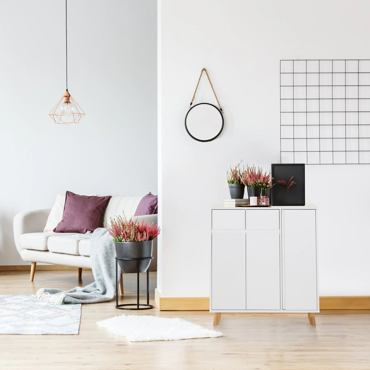 Commode blanche ESTHA avec deux portes et pieds en bois clair dans un salon lumineux de hjh LIVING
