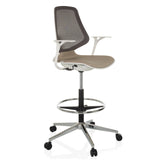 Chaise de comptoir TOP WORK STYLE beige avec dossier en maille, repose-pieds et base à cinq roulettes de hjh OFFICE – vue à 360° (vue de trois quarts avant 45°)