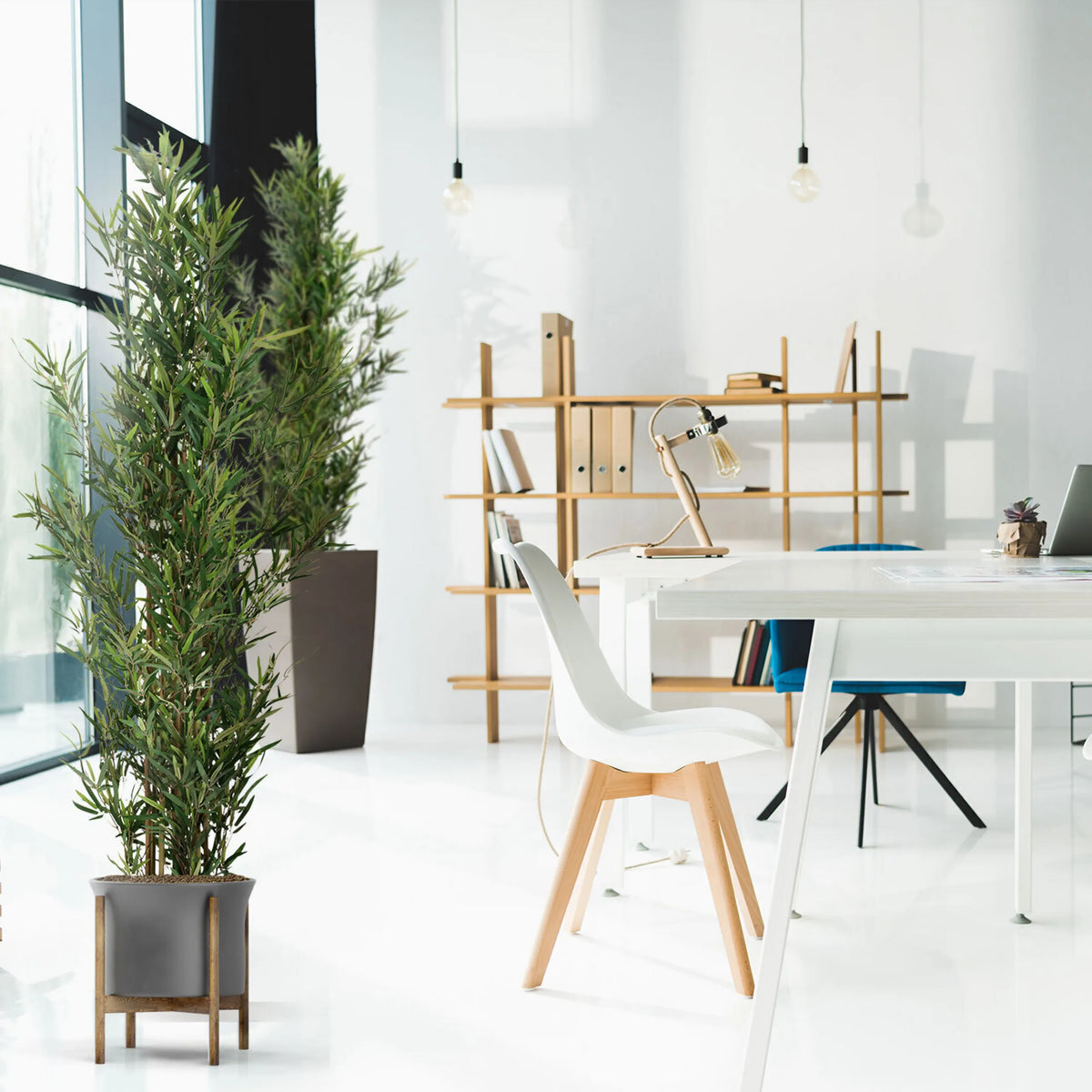 Plante artificielle verte BAMBUS dans un cache-pot gris avec support en bois de hjh OFFICE