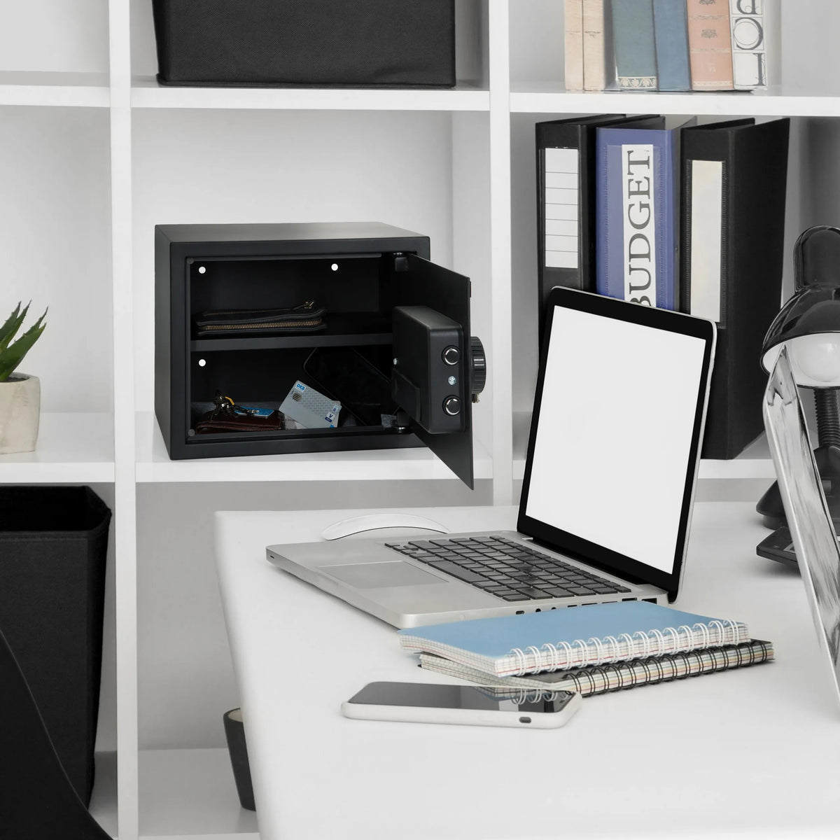 Coffre-fort SAFE COMPACT noir ouvert avec étagères et serrure à combinaison de hjh OFFICE