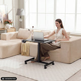 Schwarzer Stehschreibtisch Stand K mit Laptop auf einem hellen Sofa von hjh OFFICE (KI-generiertes Bild)
