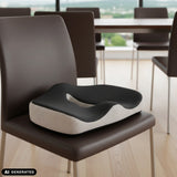 Coussin de siège MEDISIT VII noir et blanc sur une chaise marron de hjh OFFICE (image générée par IA)