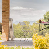 Chaise d'extérieur blanche TUDELA XXL W vue de l'extérieur à côté d'une table pliante de hjh OFFICE