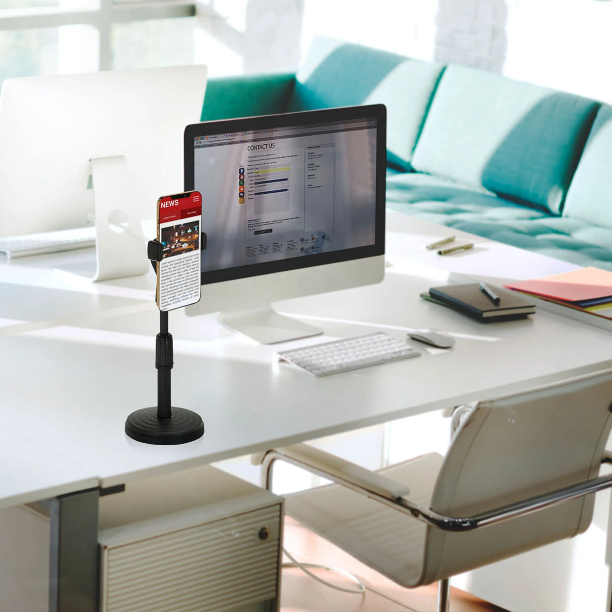Support de téléphone portable & tablette FLEXMOBI II noir sur un bureau blanc à côté d'un écran de hjh OFFICE