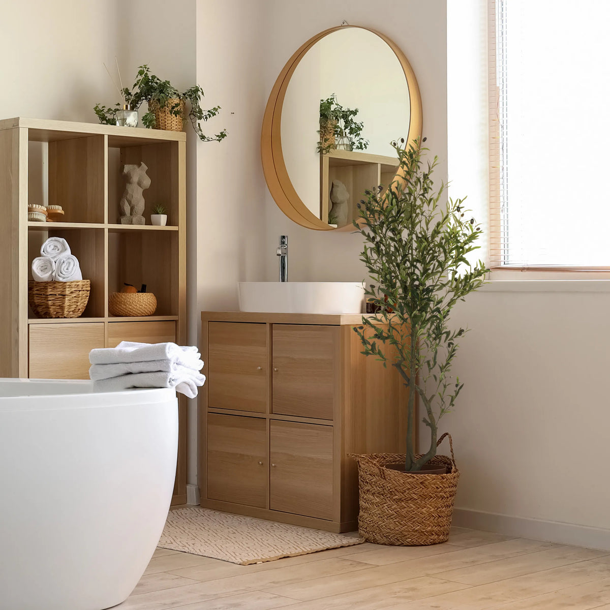 Plante artificielle verte OLIVE I dans un panier tressé dans la salle de bain de hjh OFFICE